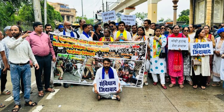 संविधान चौकातून वंचित बहुजन आघाडीचा मोर्चा; महाराष्ट्र बंद आंदोलनात नागपूरचा उत्स्फूर्त सहभाग