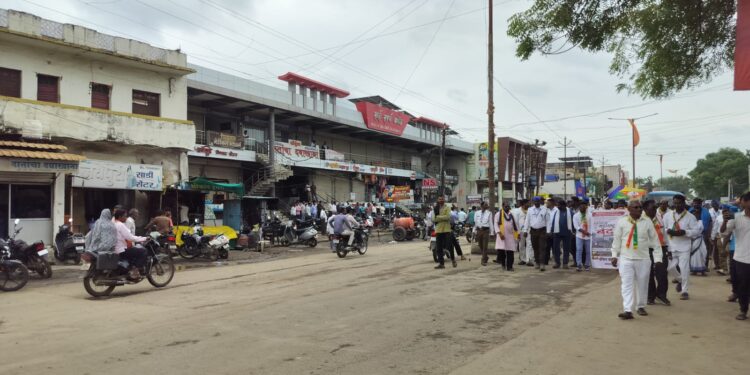 विद्यार्थ्यांवरील लाठीचार्जचा निषेध! उमरखेडमध्ये वंचित बहुजन आघाडीची भव्य रॅली; बाजारपेठ कडकडीत बंद