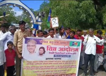 लिंबे वडगाव भूसंपादन घोटाळा प्रकरणी वंचित बहुजन आघाडीचे जालना जिल्हाधिकारी कार्यालयासमोर निदर्शने