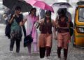 मुंबईत मुसळधार पावसाचा कहर; रेड अलर्ट, शाळा-महाविद्यालयांना सुटी, अनेक रस्ते बंद