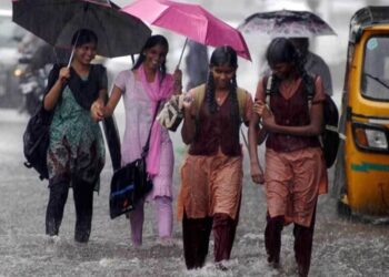 मुंबईत मुसळधार पावसाचा कहर; रेड अलर्ट, शाळा-महाविद्यालयांना सुटी, अनेक रस्ते बंद