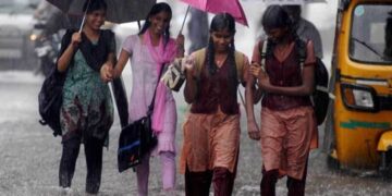 मुंबईत मुसळधार पावसाचा कहर; रेड अलर्ट, शाळा-महाविद्यालयांना सुटी, अनेक रस्ते बंद