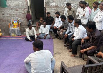 माळशिरसमध्ये महिला शेतमजुराची गोळी झाडून हत्या; वंचित बहुजन आघाडीकडून कुटुंबियांची सांत्वनपर भेट