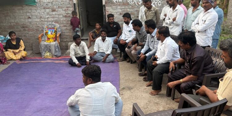 माळशिरसमध्ये महिला शेतमजुराची गोळी झाडून हत्या; वंचित बहुजन आघाडीकडून कुटुंबियांची सांत्वनपर भेट