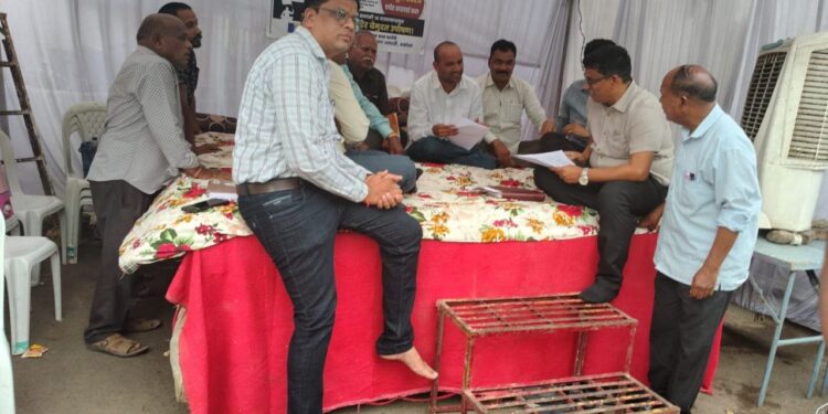 आयुक्त डॉ. सुनील लहाने यांनी दिली सर्व मागण्यांवर सकारात्मक कार्यवाहीची हमी; नगरसेवक निलेश देव यांचे बेमुदत अन्नत्याग आंदोलन यशस्वी स्थगित