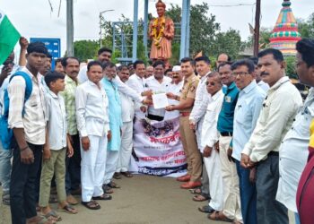 नीट परीक्षा आंदोलकांवरील कारवाईचा निषेध: वंचित बहुजन आघाडीतर्फे मंगळवेढा बंद