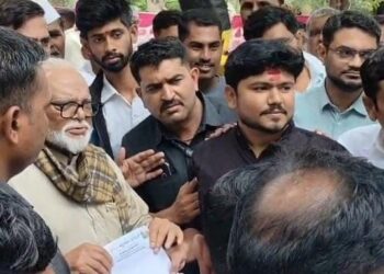 येवल्यात मंत्री छगन भुजबळांना वंचित बहुजन युवा आघाडीकडून काळे झेंडे; सरकारच्या धोरणांचा जाहीर निषेध