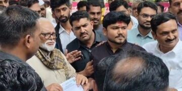 येवल्यात मंत्री छगन भुजबळांना वंचित बहुजन युवा आघाडीकडून काळे झेंडे; सरकारच्या धोरणांचा जाहीर निषेध