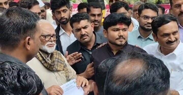 येवल्यात मंत्री छगन भुजबळांना वंचित बहुजन युवा आघाडीकडून काळे झेंडे; सरकारच्या धोरणांचा जाहीर निषेध