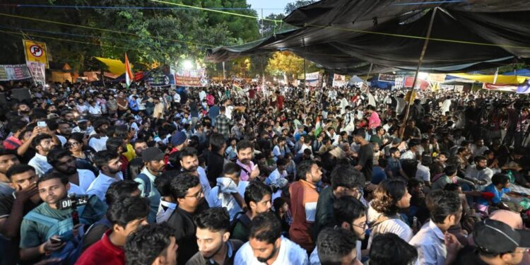 ‘जय भीम’ आणि ‘इंकलाब जिंदाबाद’च्या नाऱ्यांनी जंतर मंतर दणाणले; लाखो युवकांचा दिल्लीत एल्गार