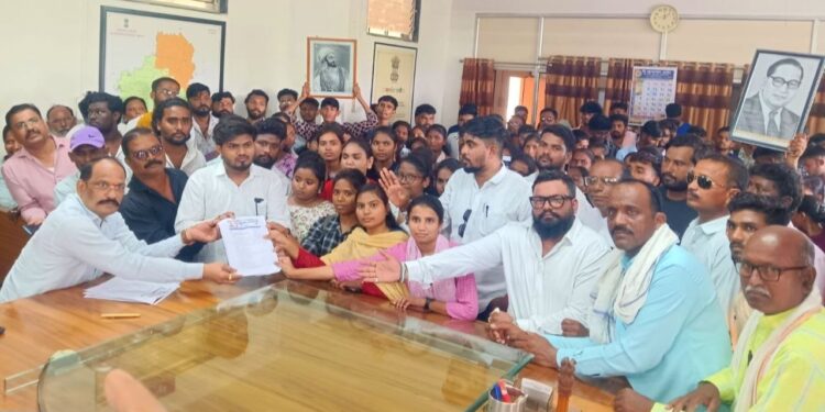 MPSC परीक्षा ऑफलाइन पद्धतीनेच घ्यावी; वंचित बहुजन आघाडीचे उपविभागीय अधिकाऱ्यांना निवेदन