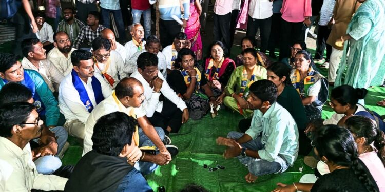 नागपूर आदिवासी विद्यार्थ्यांच्या आंदोलनाला वंचित बहुजन आघाडीचा पाठिंबा; राजेंद्र पातोडे यांनी घेतली विद्यार्थ्यांची भेट
