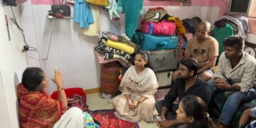 घाटकोपर दरड दुर्घटनेची स्नेहल सोहनी यांच्याकडून पाहणी; पीडित कुटुंबीयांना मदतीचे आश्वासन