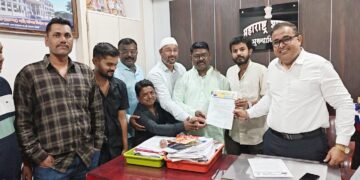 स्पीड ब्रेकरचे धोकादायक खिळे हटवा, अन्यथा पालिका पायरीवर ‘खिळे ठोको’ आंदोलन; वंचित बहुजन आघाडीचा मनमाड नगरपालिकेला इशारा