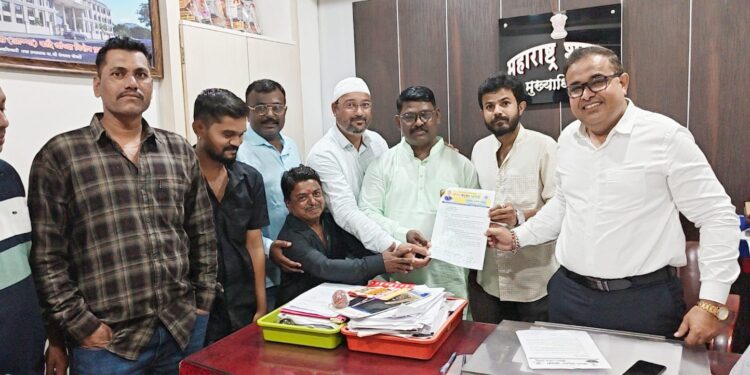 स्पीड ब्रेकरचे धोकादायक खिळे हटवा, अन्यथा पालिका पायरीवर ‘खिळे ठोको’ आंदोलन; वंचित बहुजन आघाडीचा मनमाड नगरपालिकेला इशारा