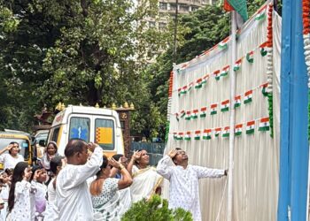 कुर्ला येथे वंचित बहुजन आघाडीतर्फे स्थानिक महिलांच्या हस्ते उत्साहात ध्वजारोहण