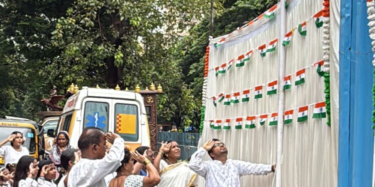 कुर्ला येथे वंचित बहुजन आघाडीतर्फे स्थानिक महिलांच्या हस्ते उत्साहात ध्वजारोहण