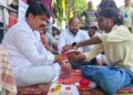 आंदोलक आदिवासी भगिनींनी नीरज वाघमारे यांच्या मनगटावर बांधली ‘संघर्षाची राखी’!