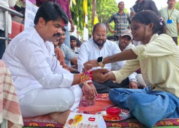 आंदोलक आदिवासी भगिनींनी नीरज वाघमारे यांच्या मनगटावर बांधली ‘संघर्षाची राखी’!