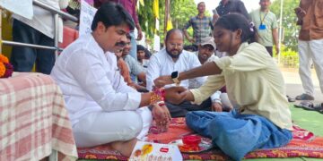 आंदोलक आदिवासी भगिनींनी नीरज वाघमारे यांच्या मनगटावर बांधली ‘संघर्षाची राखी’!