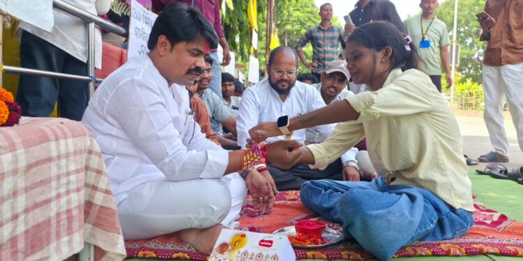 आंदोलक आदिवासी भगिनींनी नीरज वाघमारे यांच्या मनगटावर बांधली ‘संघर्षाची राखी’!