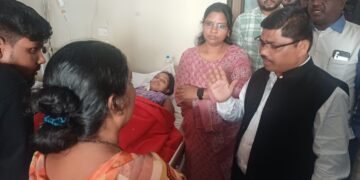 बीडच्या सामान्य रुग्णालयात डॉक्टरांचा निष्काळजीपणा; प्रसूतीनंतर महिलेच्या पोटात सोडले ग्लोव्हज अन् नॅपकिन