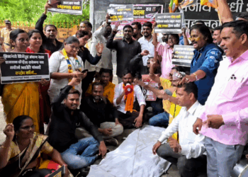 नाशिकमध्ये खड्ड्यांच्या प्रश्नावर वंचित बहुजन आघाडीचे तिरडी आंदोलन; रस्ते खड्डेमुक्त करण्याची मागणी