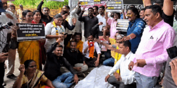 नाशिकमध्ये खड्ड्यांच्या प्रश्नावर वंचित बहुजन आघाडीचे तिरडी आंदोलन; रस्ते खड्डेमुक्त करण्याची मागणी