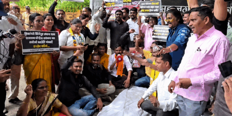 नाशिकमध्ये खड्ड्यांच्या प्रश्नावर वंचित बहुजन आघाडीचे तिरडी आंदोलन; रस्ते खड्डेमुक्त करण्याची मागणी