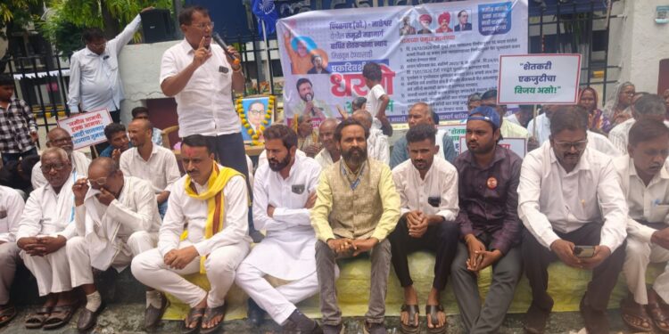 समृद्धी महामार्गासाठी जमीन आमची, हक्कही आमचाच; अन्याय सहन करणार नाही : वंचित बहुजन आघाडीचे धरणे आंदोलन