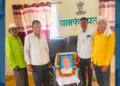 आडा ग्रामपंचायतीला लोकशाहीर अण्णाभाऊ साठे यांच्या जयंतीचा विसर! वंचित बहुजन आघाडीच्या पदाधिकाऱ्याने ग्रामपंचायतीचे कुलूप उघडून साजरी केली जयंती