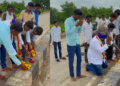 खुलताबाद रस्त्यावरील धोकादायक दुभाजकाचा वंचित बहुजन आघाडीने केला प्रतीकात्मक ‘अंत्यविधी’
