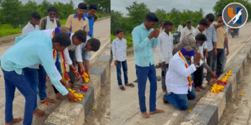 खुलताबाद रस्त्यावरील धोकादायक दुभाजकाचा वंचित बहुजन आघाडीने केला प्रतीकात्मक ‘अंत्यविधी’