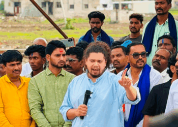 लोहा शहरात पंचशील ध्वजाची पुनर्स्थापना; सुजात आंबेडकर यांची भेट