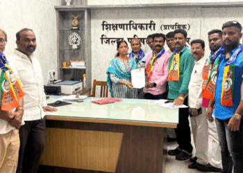 शाळेचे छत कोसळून १३ विद्यार्थी जखमी : दोषींवर गुन्हे दाखल करा; वंचित बहुजन आघाडीची सोलापूर जिल्हा परिषदेकडे मागणी