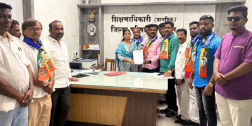 शाळेचे छत कोसळून १३ विद्यार्थी जखमी : दोषींवर गुन्हे दाखल करा; वंचित बहुजन आघाडीची सोलापूर जिल्हा परिषदेकडे मागणी