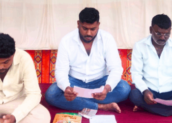 पवनचक्की प्रकल्पांविरोधात शेतकरी व ग्रामस्थांचे बेमुदत उपोषण; चौकशी व नुकसानभरपाईची मागणी