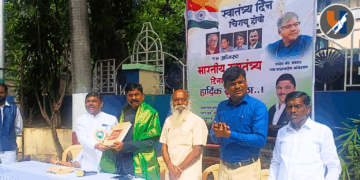 पुणे स्टेशन येथे वंचित बहुजन आघाडीच्या वतीने उत्साहात ध्वजारोहण; संविधानिक मूल्ये आणि लोकशाही रक्षणाचा संकल्प