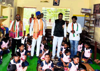 कळमनुरी: वंचित बहुजन युवा आघाडी तर्फे मूकबधिर विद्यालयात फळवाटप करून स्वातंत्र्यदिन साजरा