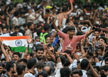 सत्ताधारी पक्ष आणि सत्ताधारी वर्ग यात फरक करण्याची गरज ; अशा काळात , ज्या काळात सत्ताधारी पक्ष बदलाचे पडघम वाजू लागले आहेत !