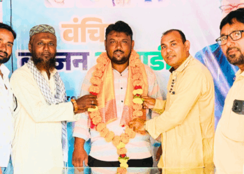 प्रामाणिकपणाबद्दल व्यापारी मोहम्मद अखीम मोहम्मद जय्युम यांचा समाजरत्न अनिल कांबळे यांच्या हस्ते सत्कार