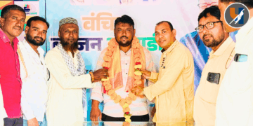 प्रामाणिकपणाबद्दल व्यापारी मोहम्मद अखीम मोहम्मद जय्युम यांचा समाजरत्न अनिल कांबळे यांच्या हस्ते सत्कार
