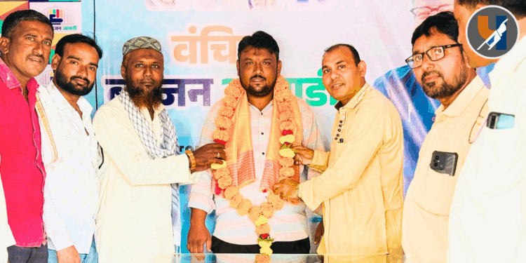 प्रामाणिकपणाबद्दल व्यापारी मोहम्मद अखीम मोहम्मद जय्युम यांचा समाजरत्न अनिल कांबळे यांच्या हस्ते सत्कार