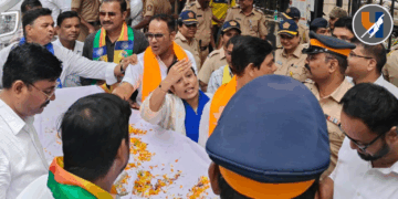 अपुऱ्या सुविधा आणि दुरवस्थेविरोधात वरळीत वंचित बहुजन आघाडी आक्रमक; जी-दक्षिण मनपा कार्यालयावर तिरडी मोर्चा