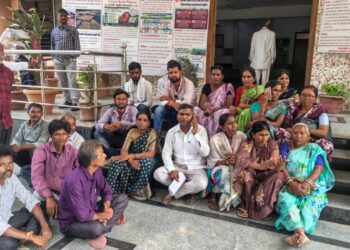 सारसी येथे प्रवेशद्वारासाठी बौद्ध बांधव आक्रमक!आंदोलकांना बैठकीत प्रवेश नाकारल्याने प्रशासनाविरोधात संताप; बैठकीवर बहिष्कार