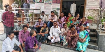 सारसी येथे प्रवेशद्वारासाठी बौद्ध बांधव आक्रमक!आंदोलकांना बैठकीत प्रवेश नाकारल्याने प्रशासनाविरोधात संताप; बैठकीवर बहिष्कार