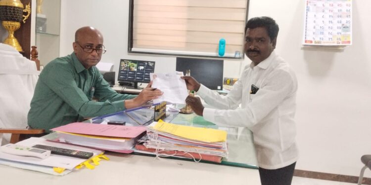 वाहतूक कोंडी आणि आपत्कालीन सेवांना अडथळा! परभणीतील मध्यवर्ती भागातील आठवडी बाजार हटवण्याची वंचितची मागणी
