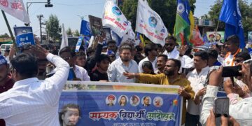 वर्धेत विद्यार्थ्यांचा एल्गार! हिंदी विद्यापीठावर सुजात आंबेडकरांच्या नेतृत्वात ‘शिक्षण अधिकार बचाव मोर्चा’