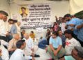 साहिल वाकोडे प्रकरणातील तपासावर ॲड. प्रकाश आंबेडकरांचा सवाल; आझाद मैदानावरील उपोषणकर्त्या आई-वडिलांची घेतली भेट