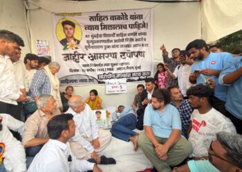 साहिल वाकोडे प्रकरणातील तपासावर ॲड. प्रकाश आंबेडकरांचा सवाल; आझाद मैदानावरील उपोषणकर्त्या आई-वडिलांची घेतली भेट